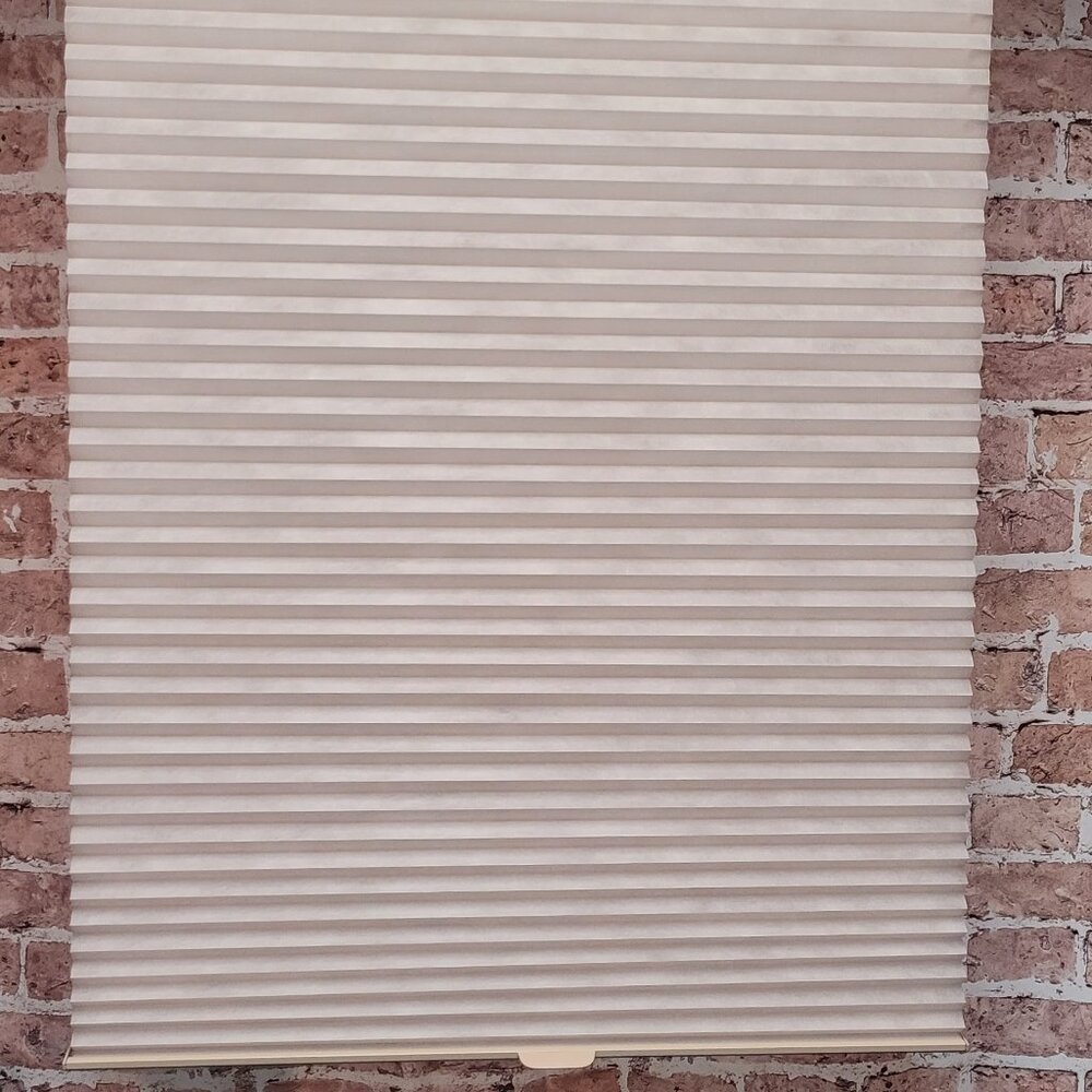 Hunter Douglas Applause Origin Honeycomb Shade 27.75 x 46